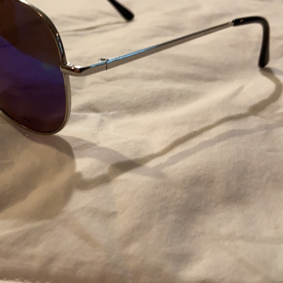 4 Bundle Sunglasses 🕶 - Picture 9 of 9